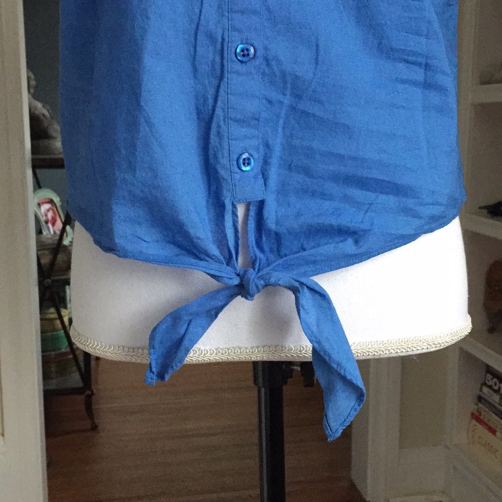 Sleeveless Waist-Tie Blouse - Picture 7 of 8